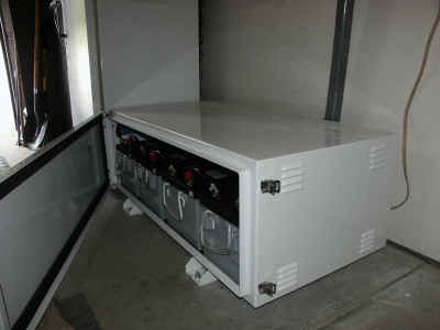 Battery Box Open.JPG (2008204 bytes)
