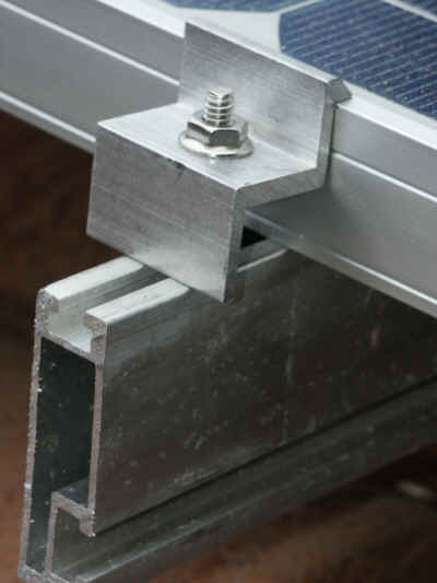 Mounting Clip Closeup.jpg (1943719 bytes)